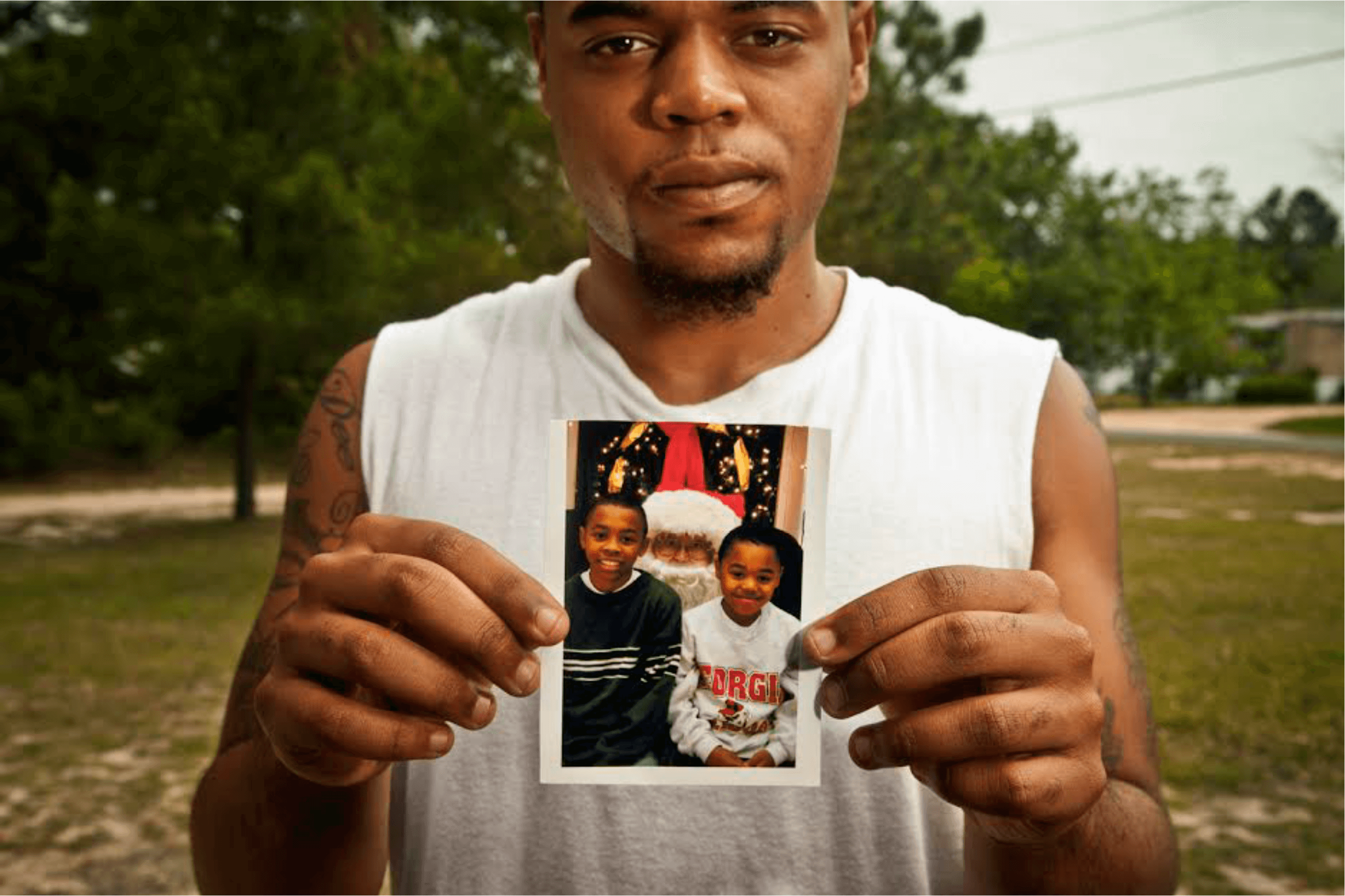 Shavon, Justin, and Santa, Mount Vernon, Georgia, 2012, inkjet print. Courtesy of Benrubi Gallery. © Gillian Laub.